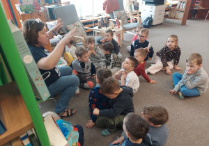 Pani z biblioteki pyta dzieci o różne zwierzęta, które budzą się ze snu zimowego