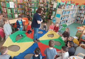Dzieci tworzą spódnicę dla Pani Wiosny