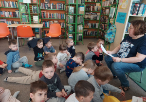 Pani bibliotekarka czyta wiersze o wiośnie