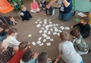 Dzieci oglądają elementy do przyporządkowania do odpowiedniej pory roku