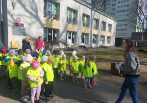 Dzieci słuchają listu od kota Feliksa