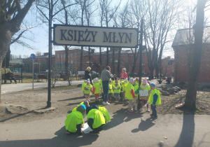Dzieci wykonują zadanie