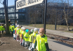 Dzieci pod napisem Księży Młyn