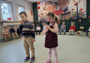 Chłopiec i dziewczynka recytują wiersze