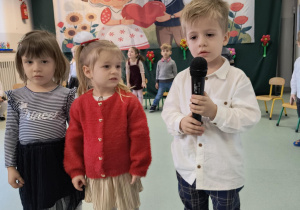 Dzieci recytują wiersze