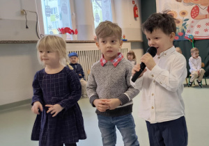 Dzieci recytują wiersze