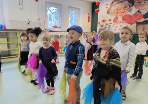Dzieci tańczą z kolorowymi chustami sensorycznymi