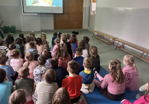 Dzieci oglądają bajkę edukacyjną pt. ,,Mój przyjaciel Necio''