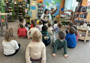 Pani bibliotekarka czyta dzieciom wierszyk o kotku
