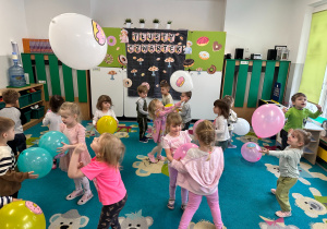 Dzieci tańczą z balonami