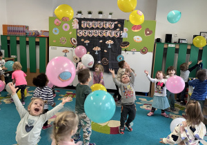 Dzieci tańczą z balonami