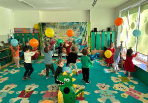 Dzieci tańczą z balonami