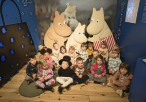 Dzieci pozują do zdjęcia w pokoju Muminków