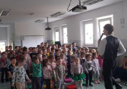 Dzieci słuchają o możliwościach ludzkiego głosu