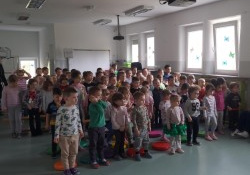 Dzieci śpiewają piosenkę rozpoczynającą audycję
