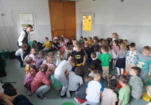 Wszystkie dzieci tańczą w kole