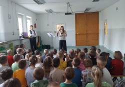 Dzieci słuchają pieśni ,,Życzenie'' F. Chopina