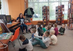 Dzieci oglądają film edukacyjny o tym skąd się bierze wełna