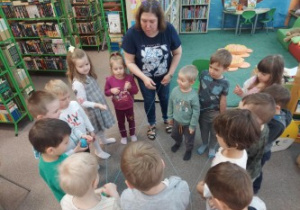 Dzieci tworzą sieć z włóczki