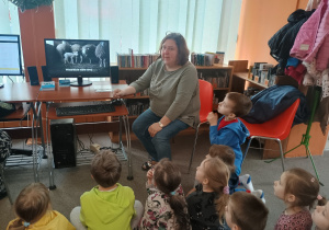 Dzieci oglądają film edukacyjny ,,Od owieczki do sweterka"