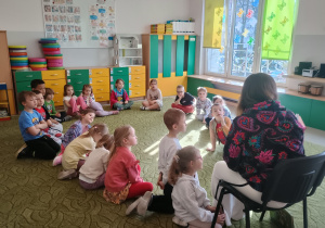 Dzieci słuchają opowiadań czytanych przez rodzica