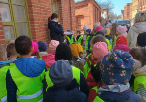 Dzieci słuchają ciekawostek o kotach z Kociego Szlaku