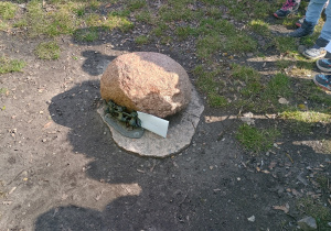 Dzieci słuchają historii zaginionego kota