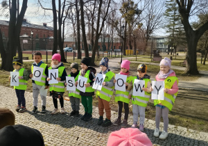Dzieci układają nazwę zaginionego kota z pozyskiwanych liter