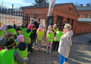 Dzieci z pomocą mapy poszukują figurek kota