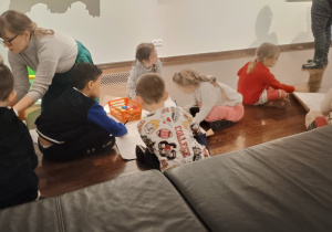 Dzieci zmieniają kolorystykę znanego obrazu
