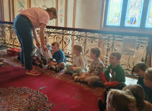 Dzieci oglądają zdjęcia witrażów