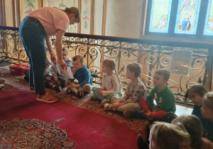 Dzieci oglądają zdjęcia witraży
