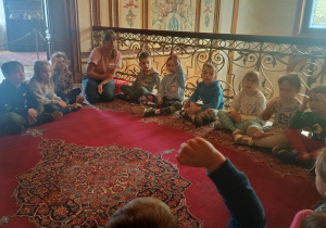 Dzieci słuchają ciekawostek o witrażach