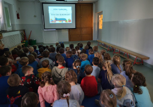 Dzieci oglądająfilm edukacyjny