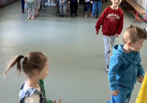 Dzieci ścigają się do pachołków
