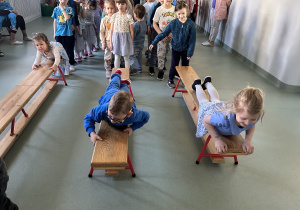 Dzieci przeciągają się po ławkach