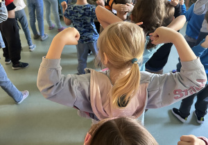 Dzieci pokazują gest ,,bycia silnym''