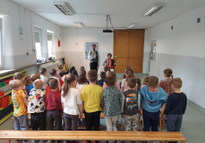 Dzieci śpiewają powitalną piosenkę