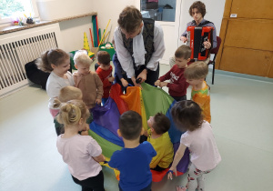 Dzieci tańczą tarantellę z chustą animacyjną