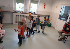 Dzieci maszerują z instrumentami w rękach