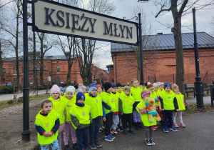 Dzieci z grupy I oraz II pozują pod napisem ,,Księży Młyn''