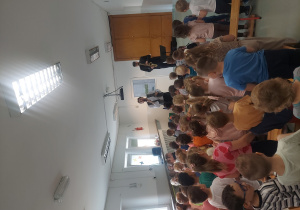 Dzieci śpiewają piosenkę na rozpoczęcie audycji
