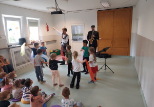 Dzieci ruszają kolorowymi chustkami w rytm muzyki