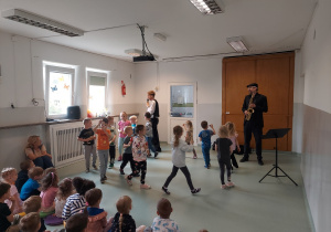 Dzieci maszerują z instrumentami