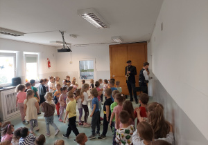 Dzieci tworzą maszerujący pociąg