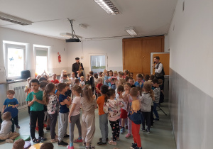 Dzieci tworzą maszerujący pociąg