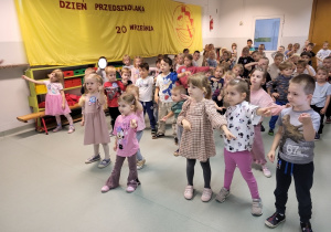 Dzieci poznają nowe zabawy taneczne