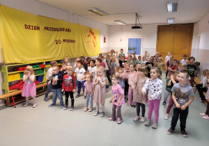 Dzieci tańczą z instruktorem