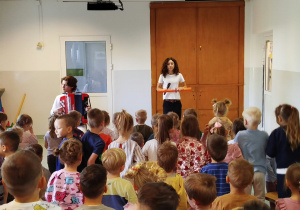 Dzieci słuchają uważnie słuchają koncertu