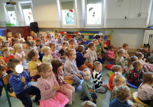 Dzieci wyklaskują rytmy